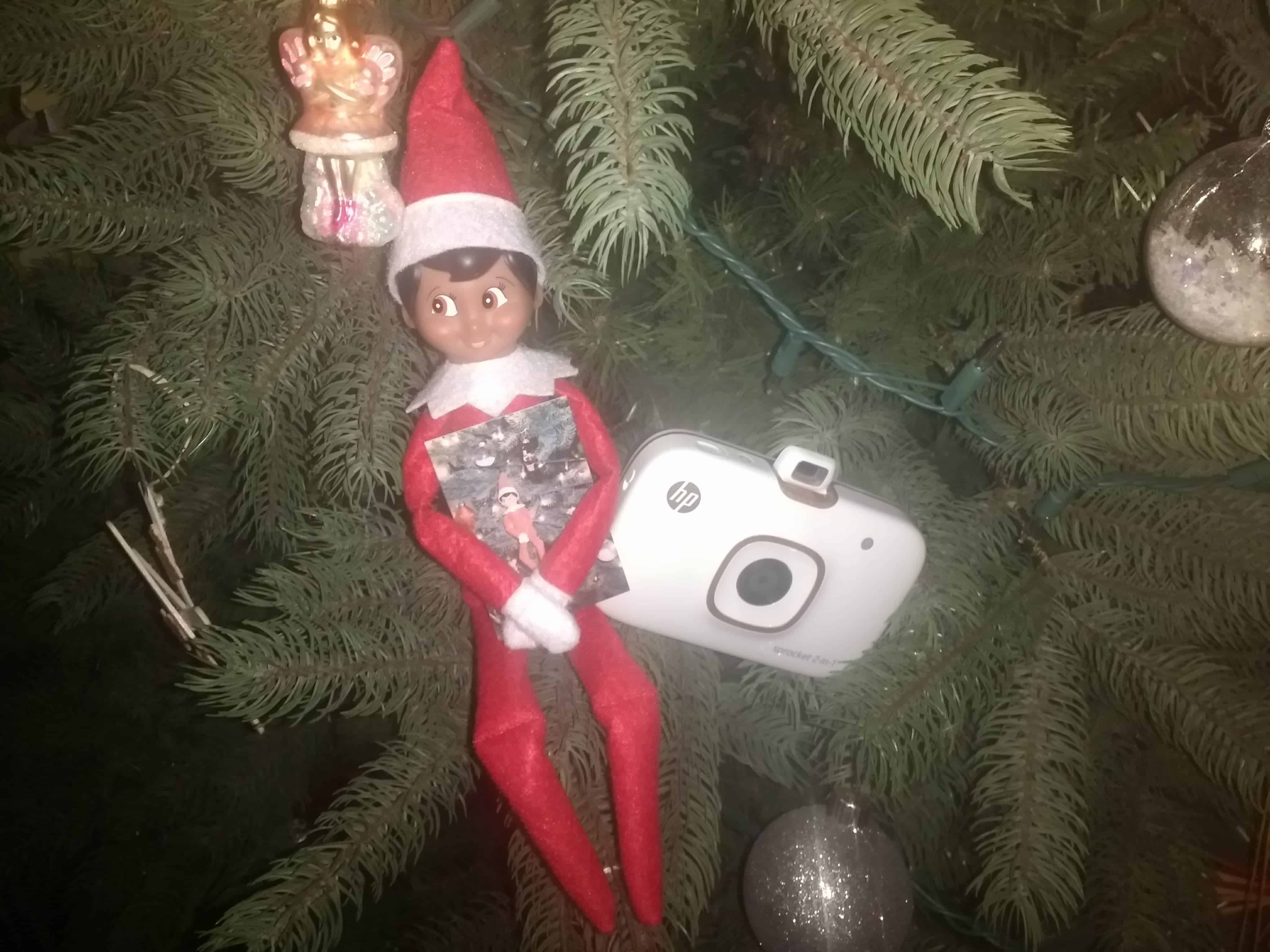 An easy #elfontheshelf idea- take an #elfie with the HP 2-in-1 Sprocket! #ad