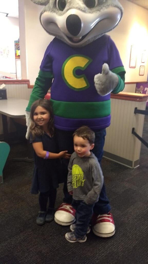 kids with chuck e cheese