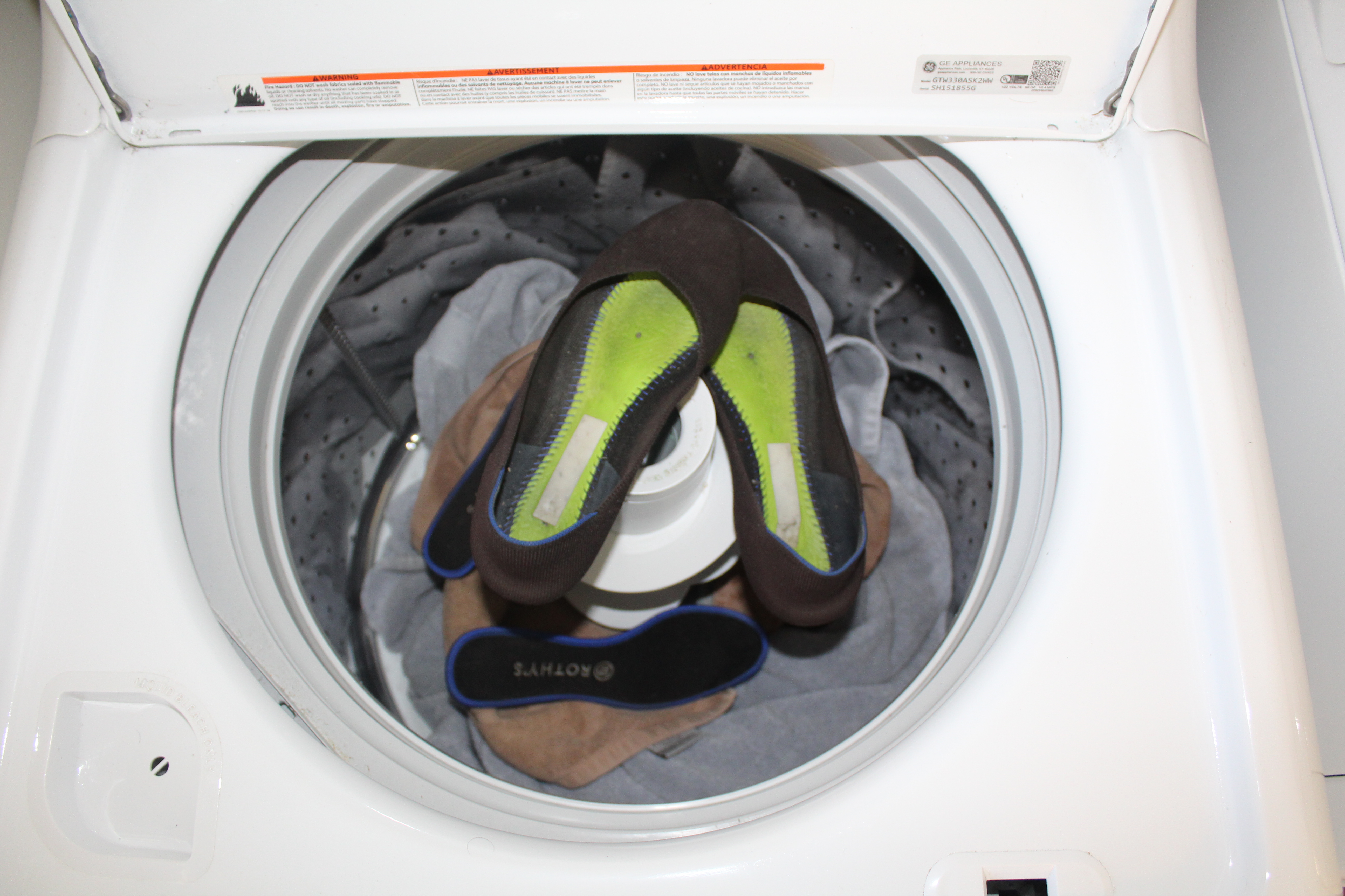 rothys in a washing machine with bath towels