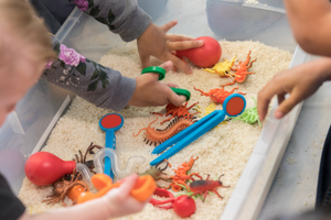 kids playing in sensory bin