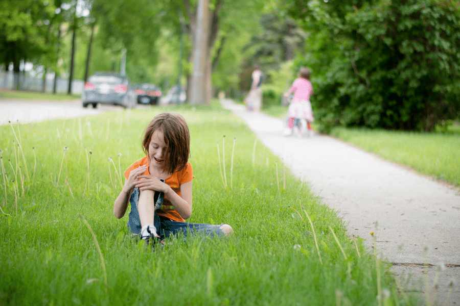 child with hurt knee