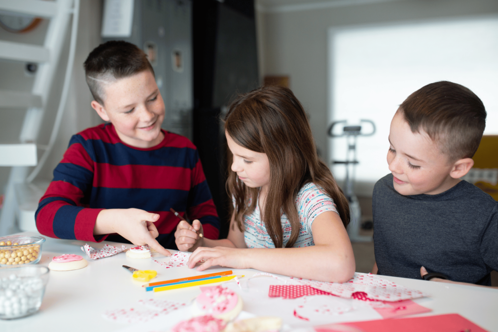 kids making valentines